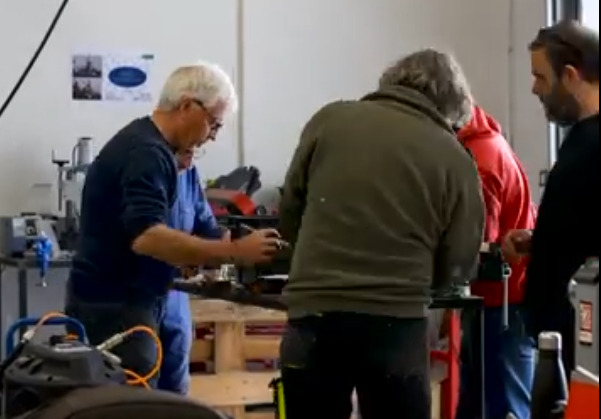 groupe de stagiaires durant l'initiation à la fonderie réalisé par mikacreations à l'alternateur 