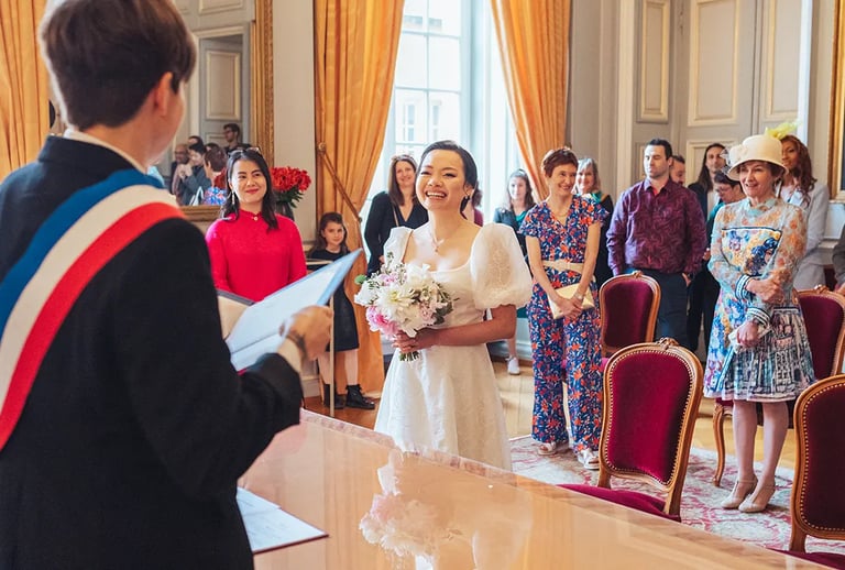 Cérémonie civile à la mairie, moments de joie devant le maire.