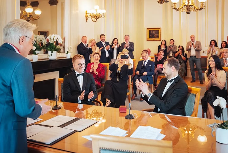 Mariage civil d'un couple à la mairie de Luxembourg entourés de leurs proches applaudissant.