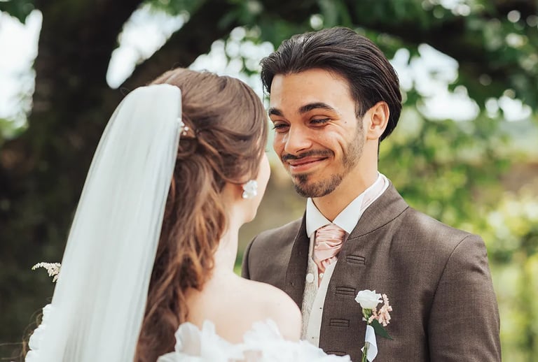 First Look d'Anaïs et Lucas, un instant d'émotion avant leur mariage.
