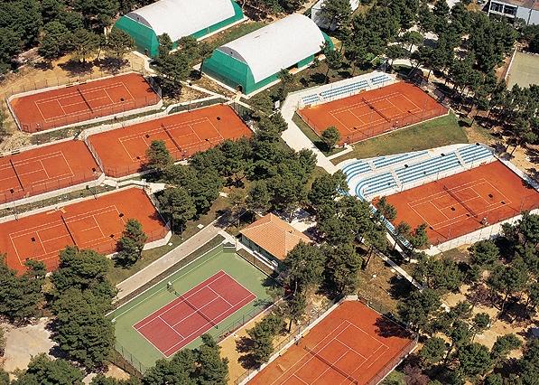 The photo shows clay tennis courts in Makarska.