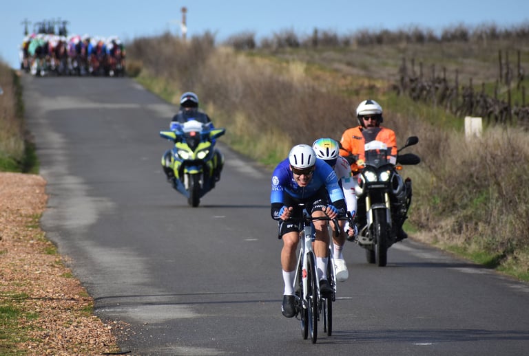 L'échappée avec le peloton aux trousses lors de la 4ème étape de l'étoile de bessèges 2026 