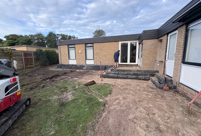 Betsema Bestrating bezig met grondwerk in een tuin.