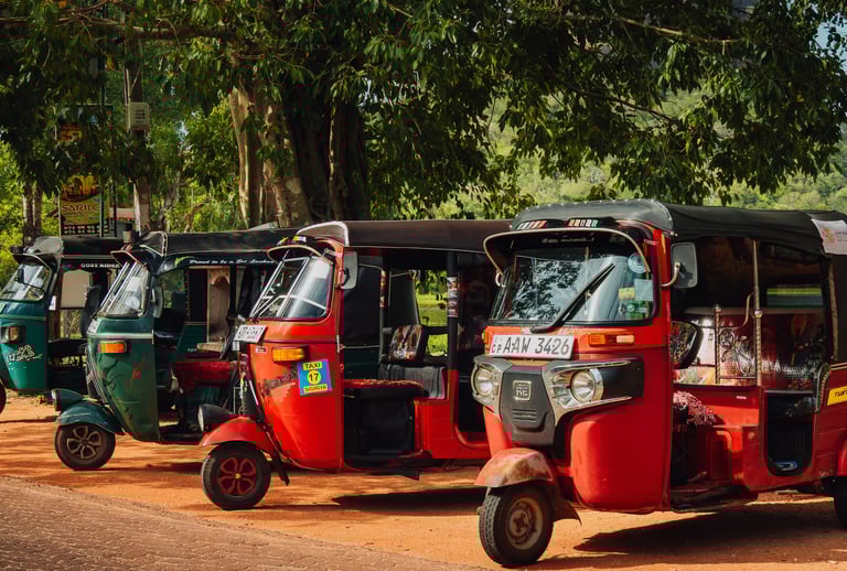 Een rij met tuktuks