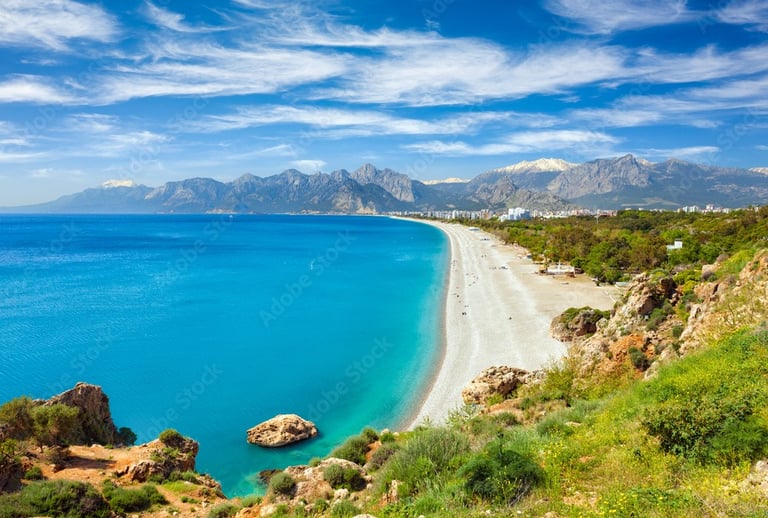 La spiaggia di konyaalti ad Antalya. Ampia spiaggia con mare cristallino