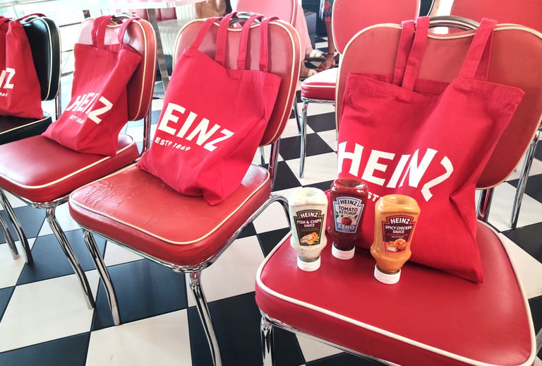 Le nuove salse Heinz Spicy Chicken Sauce e Fish & Chips Sauce durante la presentazione stampa.