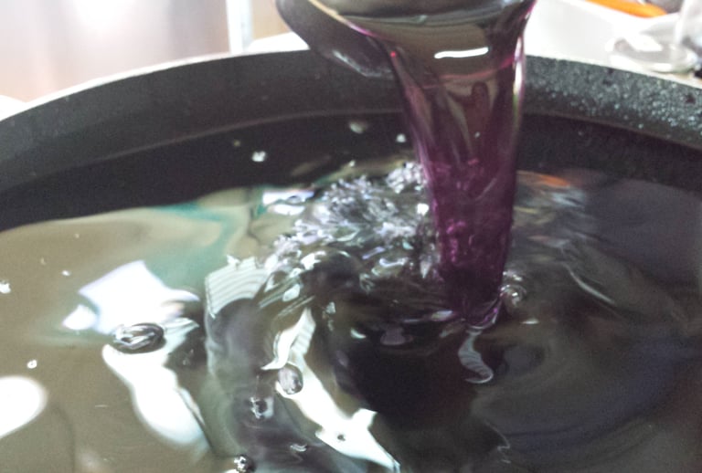 Preparazione del liquore di mirto seguendo la ricetta tradizionale sarda