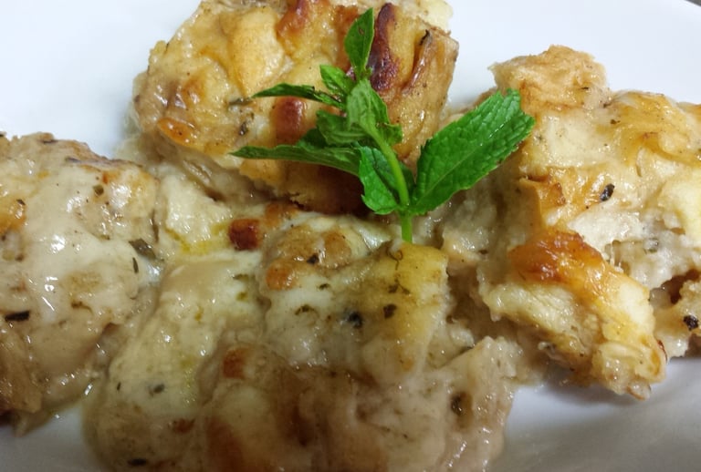 Piatto di zuppa gallurese della cucina sarda tradizionale