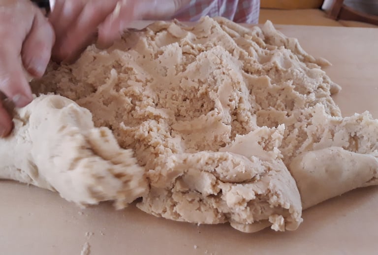 Preparazione dei dolci Li Cucciuleddi secondo ricetta tradizionale: l'impasto