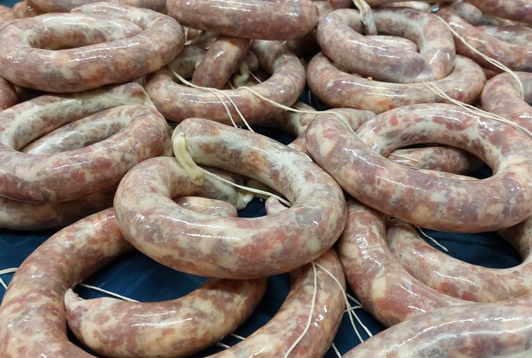 Salsiccia e salumi della tradizione sarda preparati in modo artigianale