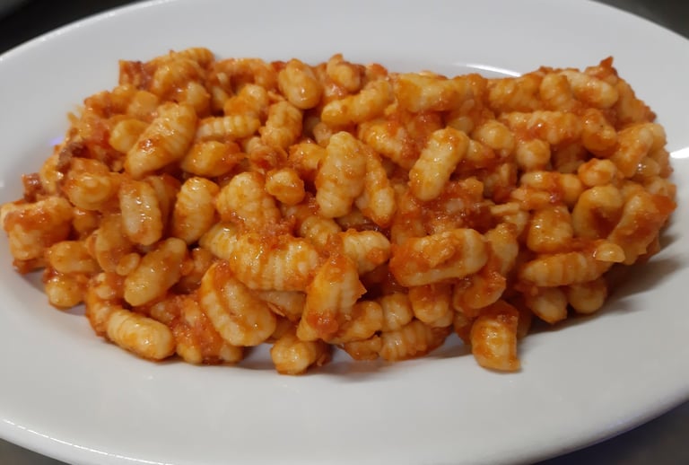 Piatto di gnocchi di pasta fresca della cucina tradizionale sarda