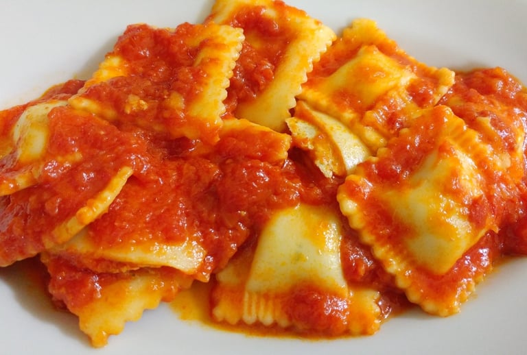 Piatto di ravioli galluresi di ricotta della cucina sarda tradizionale