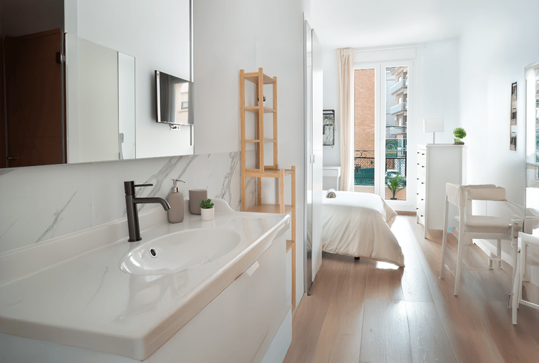 "Un dormitorio con una cama, una silla y una cama en una habitación."
