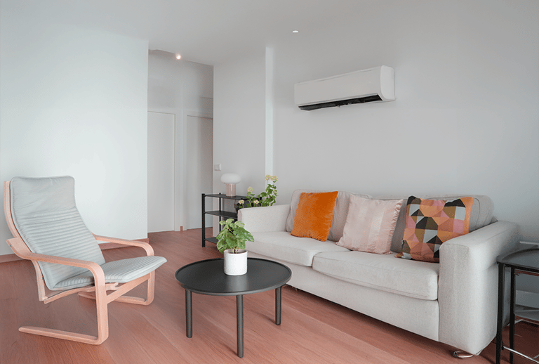 "Una sala de estar con un sofá y una silla."