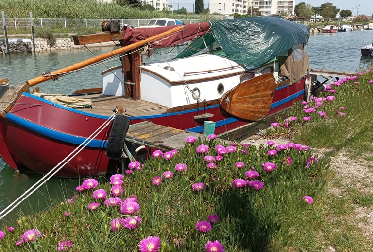 This barge is a Dutch Tjalk