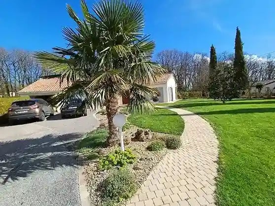 Allée extérieure menant à la porte du cabinet de Rolande GARNAUD à St Benoît
