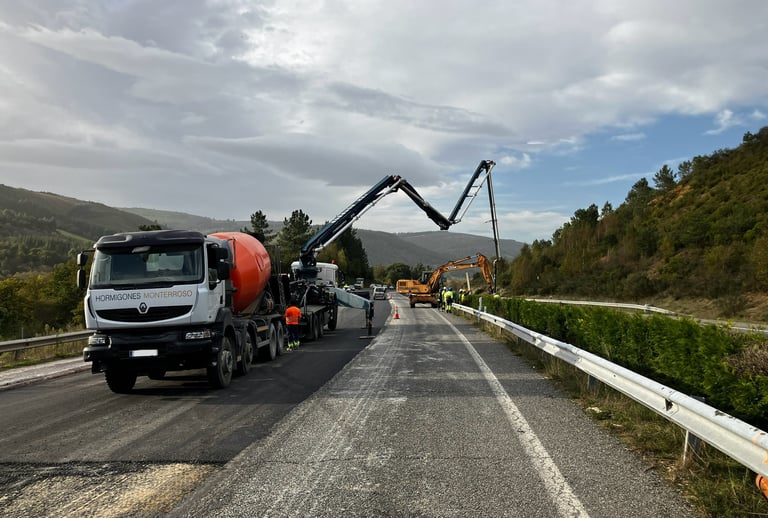 Hormigones Láncara descargando hormigón en autopista A6 de Lugo