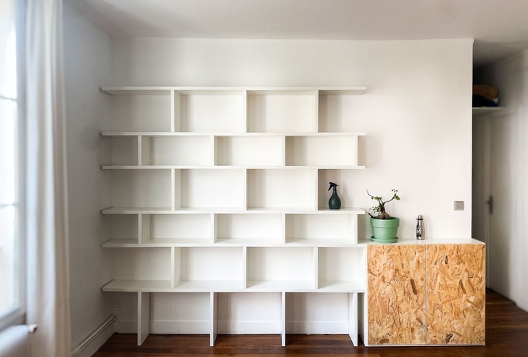 Bibliothèque sur mesure Shelfi – Levallois – mélaminé blanc et OSB – design naturel