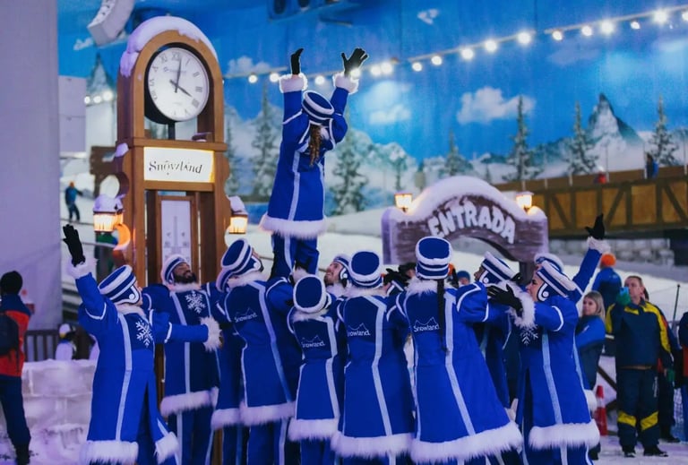 Criança sorridente brincando na área nevada do parque Snowland em Gramado, diversão e aventura