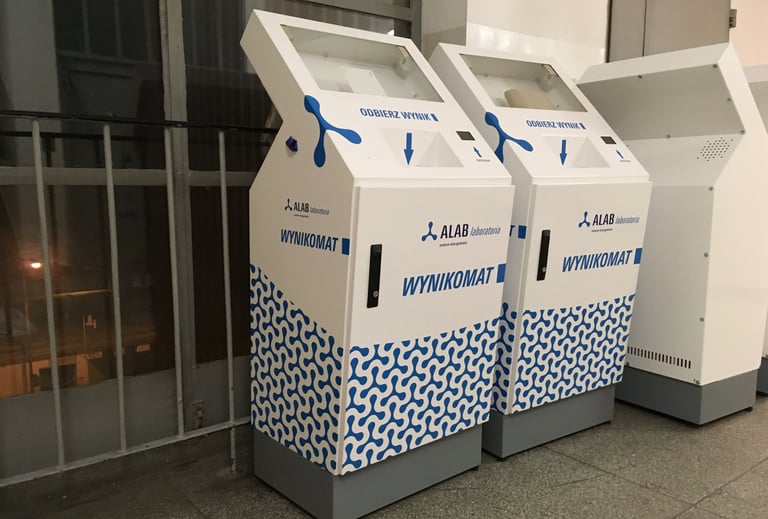 Automaty do wyników badań oklejone niebieską folią