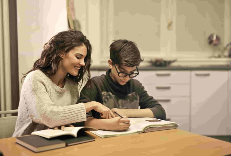 Image d'un adolescent faisant ses devoirs qui pourrait bénéficier d'un suivi de graphopédagogie.