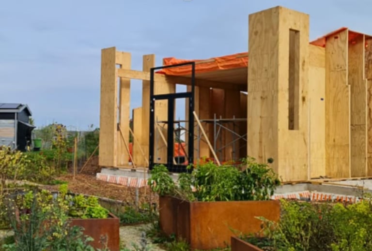 Montagem da estrutura em CLT no canteiro de obras na Holanda