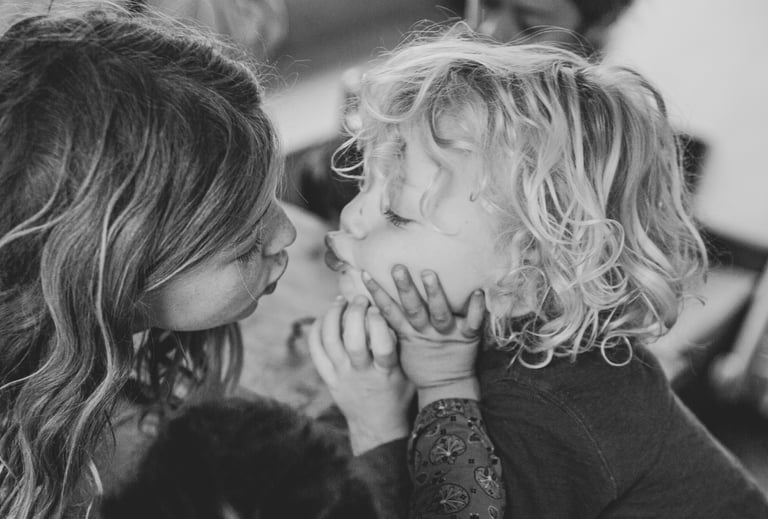 Deux enfants sur le point de se faire un bisous sur les lèvres, par Zohra Elmes