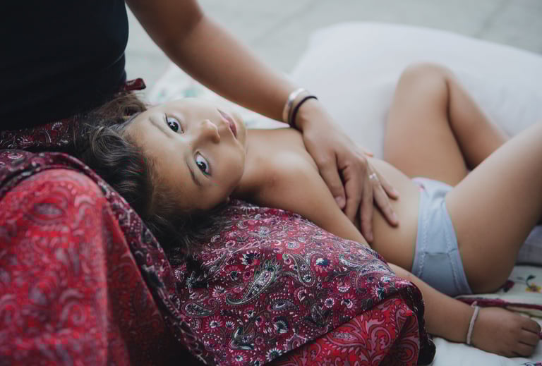 un enfant regarde vers le photographe par zohra elmes