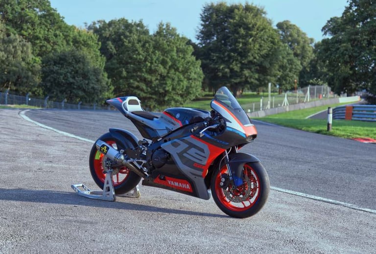 Yamaha R9 front angle view