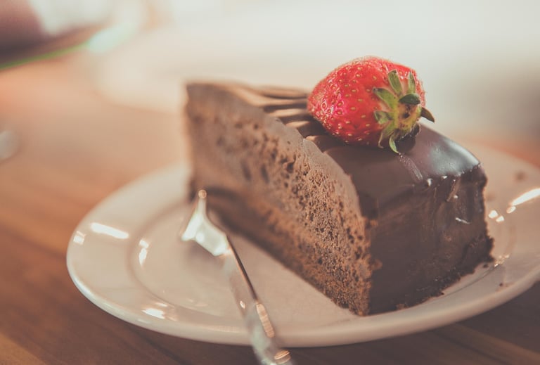 Part de gâteau au chocolat avec une fraise