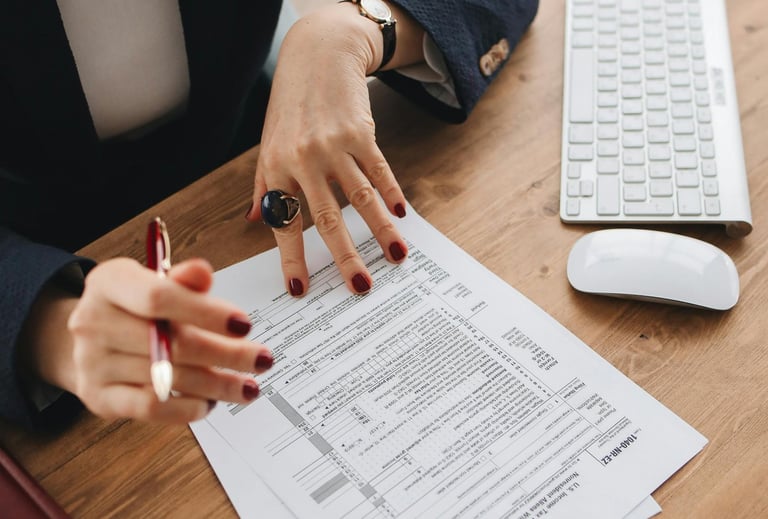 manos de una abogada revisando tramites administrativos