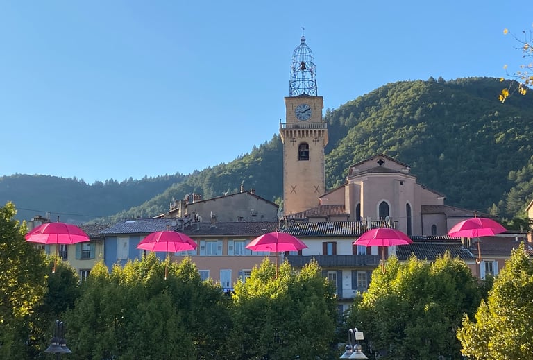 Parapluies rose décor urbain