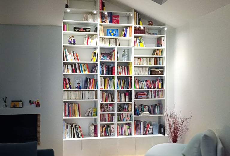 Grande bibliothèque sur mesure Shelfi sous combles – La Garenne-Colombes – mélaminé blanc