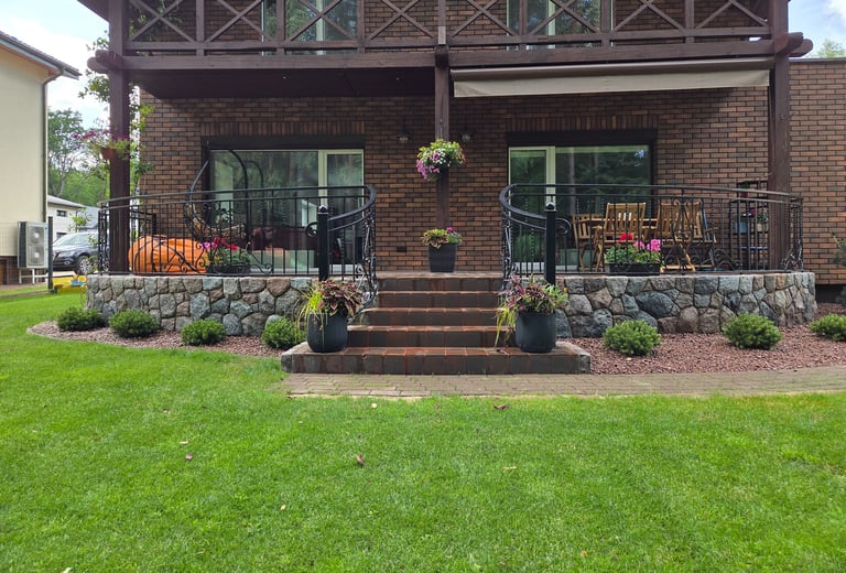 skaldyto akmens mūro darbas Vilniuje, cokolio apdaila, laipto apdaila. skaldytas akmuo.