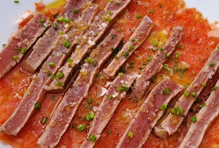 Plato de bigote de atún destacado en la carta del Bar Las Tinajas Huelva, presentado de forma elegante y apetecible.