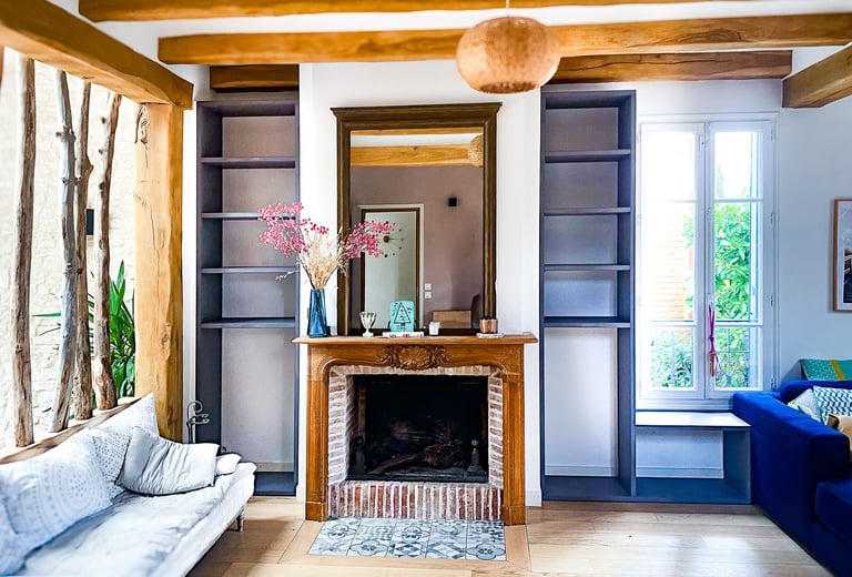 Bibliothèque sur mesure Shelfi – Vaucresson – Valchromat gris 30 mm – autour de cheminée