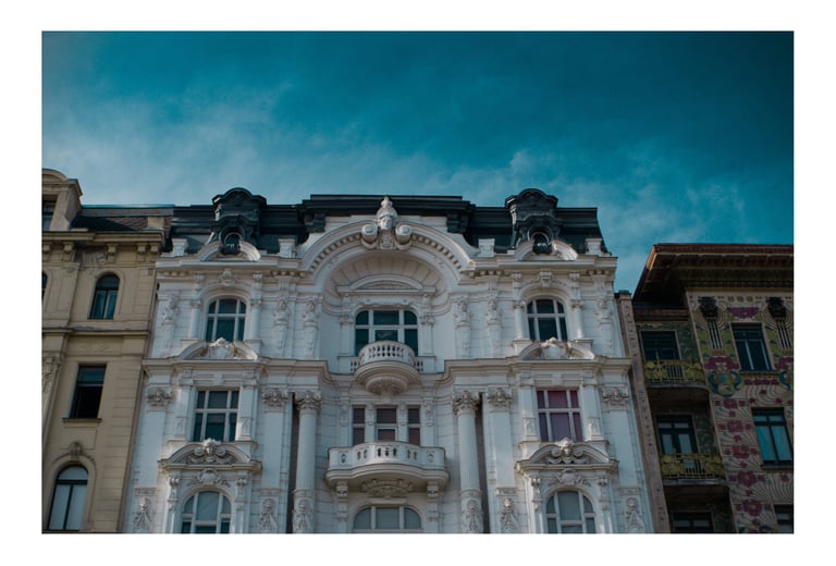 Gebäude in Wien mit historischen Ornamenten vor einem blauen Himmel