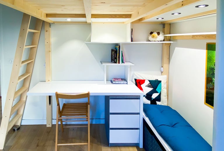 Mezzanine sur mesure Shelfi – Neuilly-sur-Seine – épicéa clair et meubles mélaminé blanc intégrés