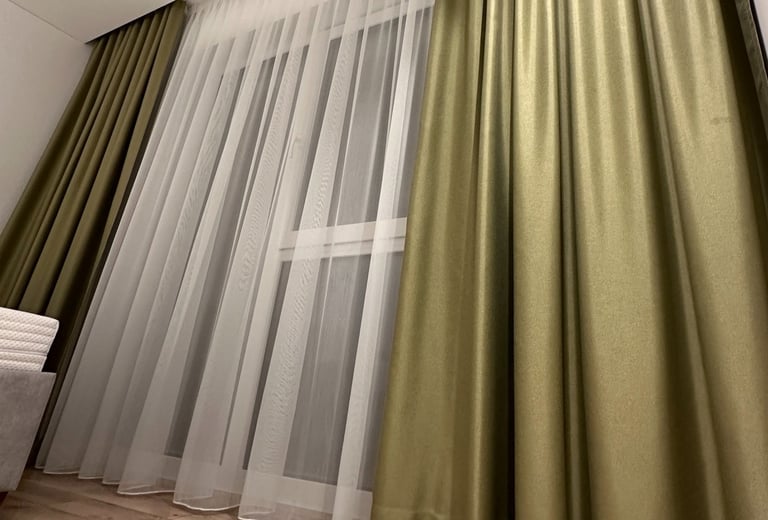žalios spalvos akcentinės užuolaidos miegamajame