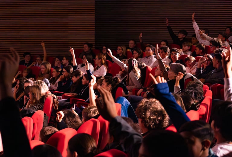 théâtre lors de l'événement de lutte contre le harcèlement scolaire harc'event public