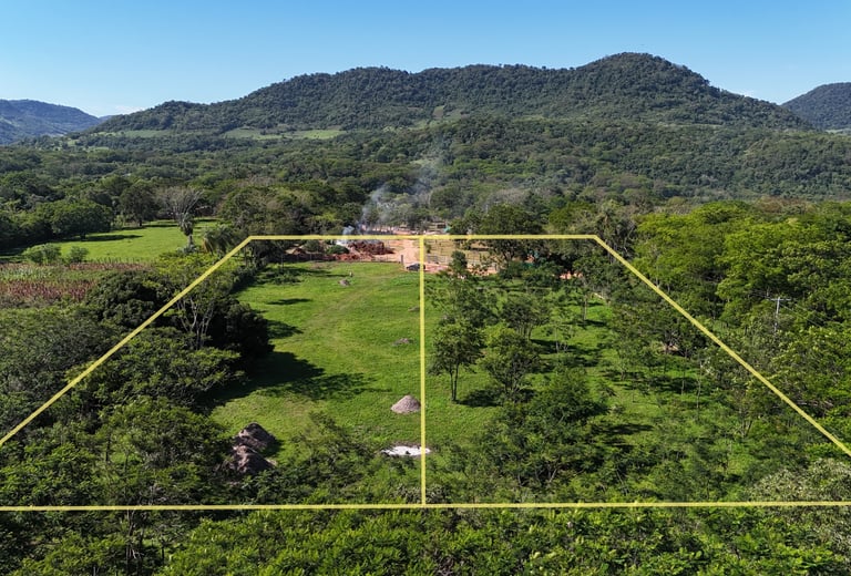 Zwei nebeneinanderliegende Grundstücke in Calle Mil, Independencia, mit Blick auf die Ybytyruzú-Berg