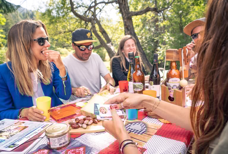 un groupe de personne en train de jouer au tout nouvel escape game apéro : l'Escapero :!