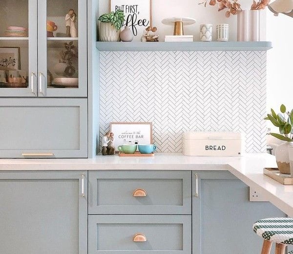 cozinha com puxadores estilo concha rose gold.