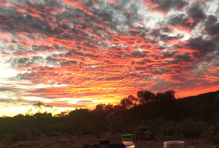 Atardecer en un viaje por el desierto australiano