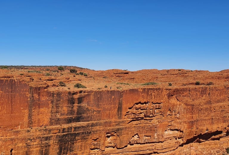 Pared vertical en la caminata por kings canyon, australia