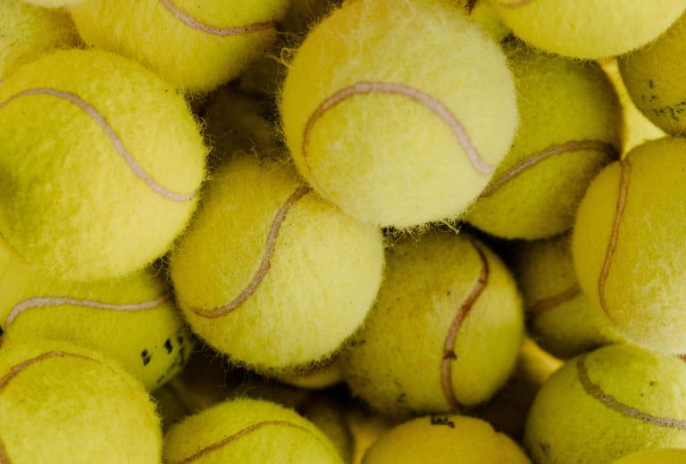 Pelotas de tenis en la saca