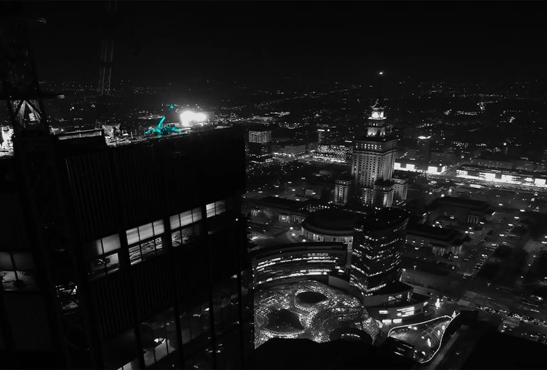 mini żuraw pracuje na wysokości 231 m n.p.m. w centrum Warszawy