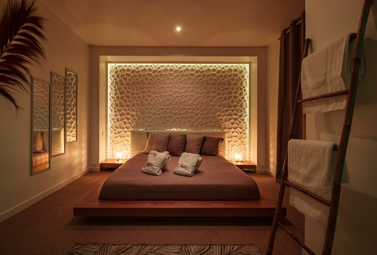 Lit de la love room bretagne dans une suite de luxe, pour une nuit insolite avec jacuzzi privatif