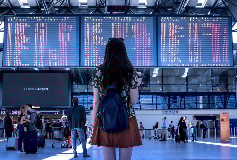 donna da sola in aeroporto