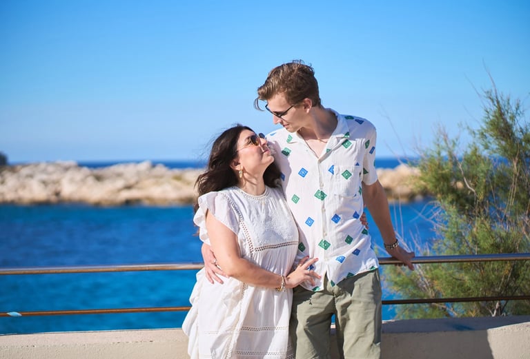 couple posant yeux dans les yeux avec la méditerranée en arrière-plan, cadre naturel et lumineux